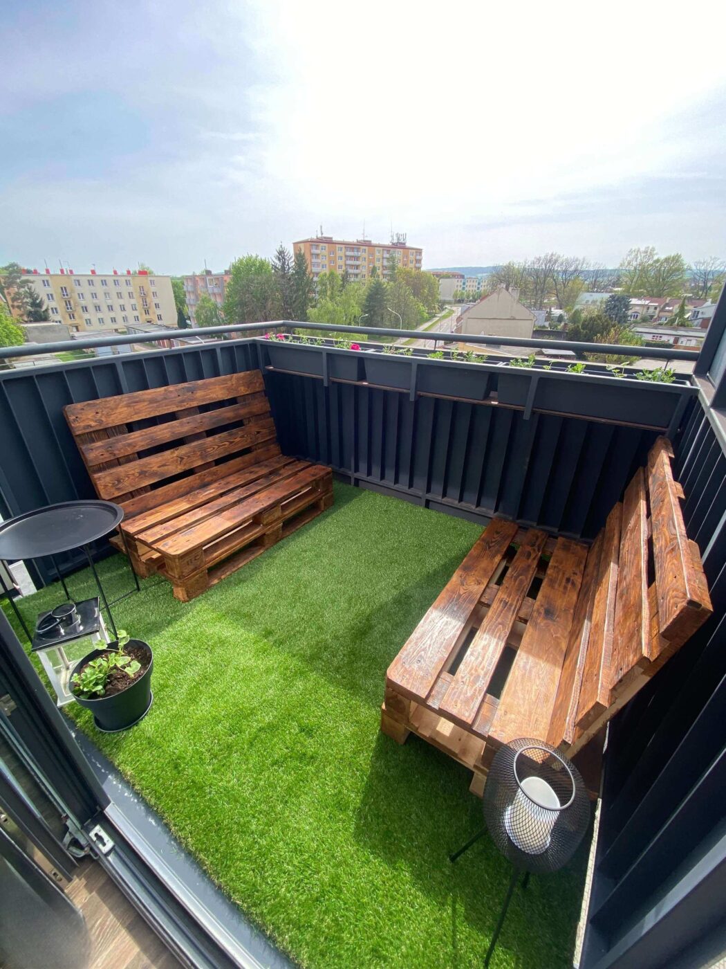 Jak si vyrobit stylové posezení z palet: Návod krok za krokem