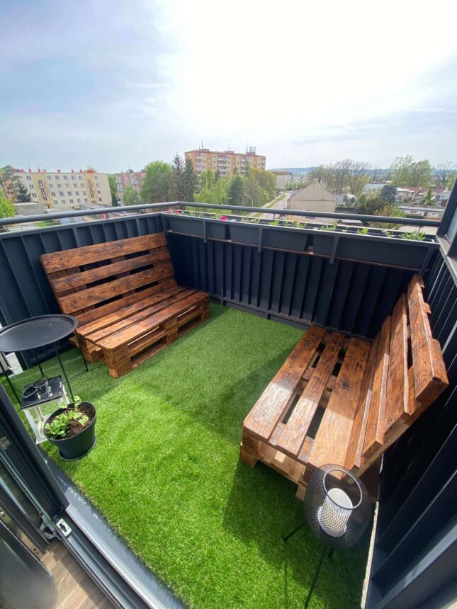 Jak si vyrobit stylové posezení z palet: Návod krok za krokem